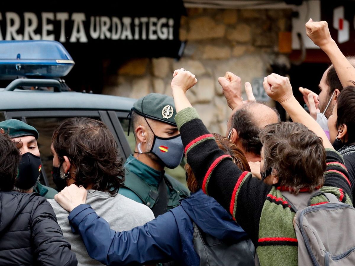 Foto: Familiares y simpatizantes de la exmiembro de ETA Ekhine Eizaguirre protestan durante su detención en Zarautz. (EFE)  
