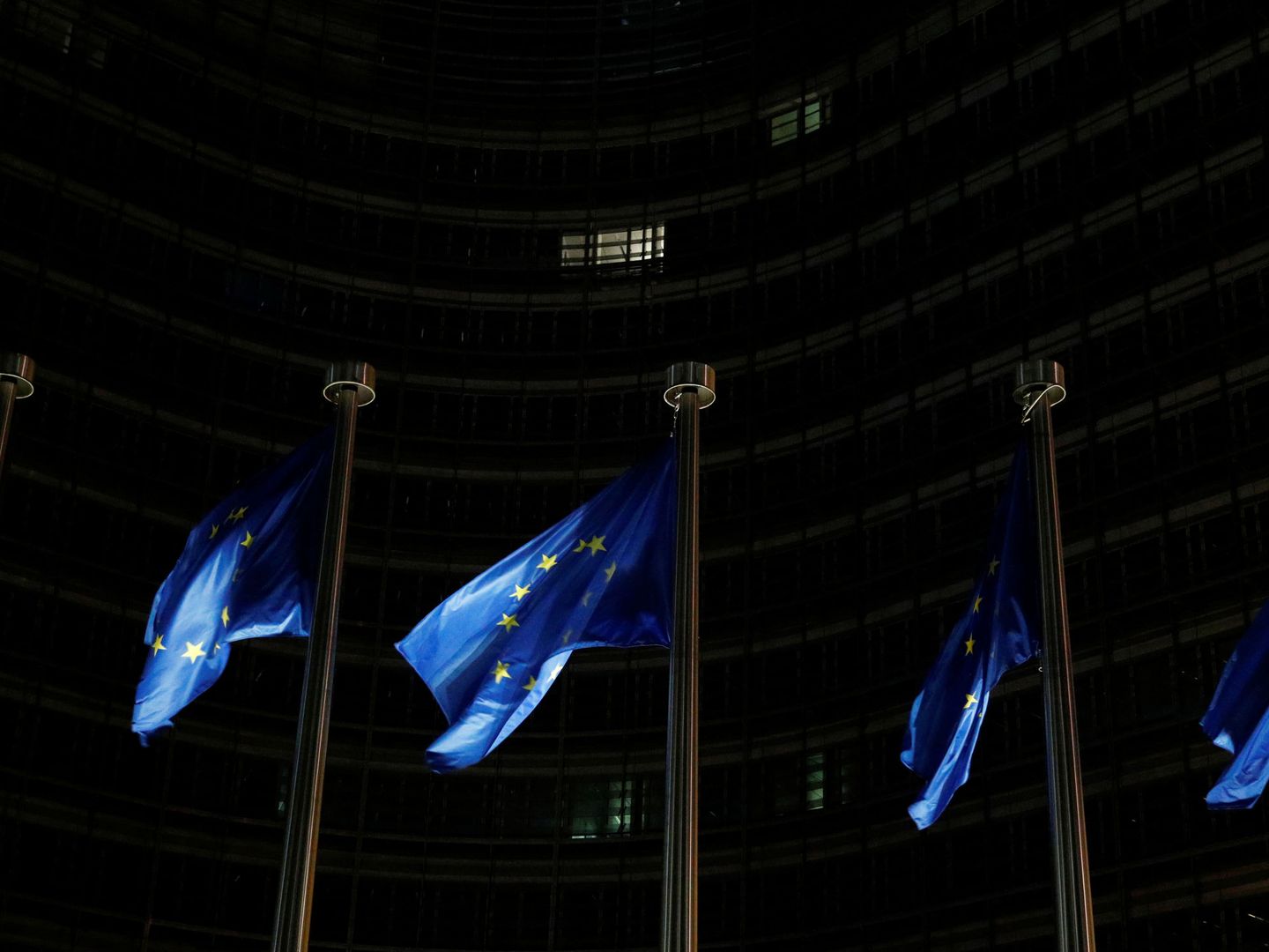 Banderas europeas frente a la sede del Ejecutivo comunitario. (Reuters)
