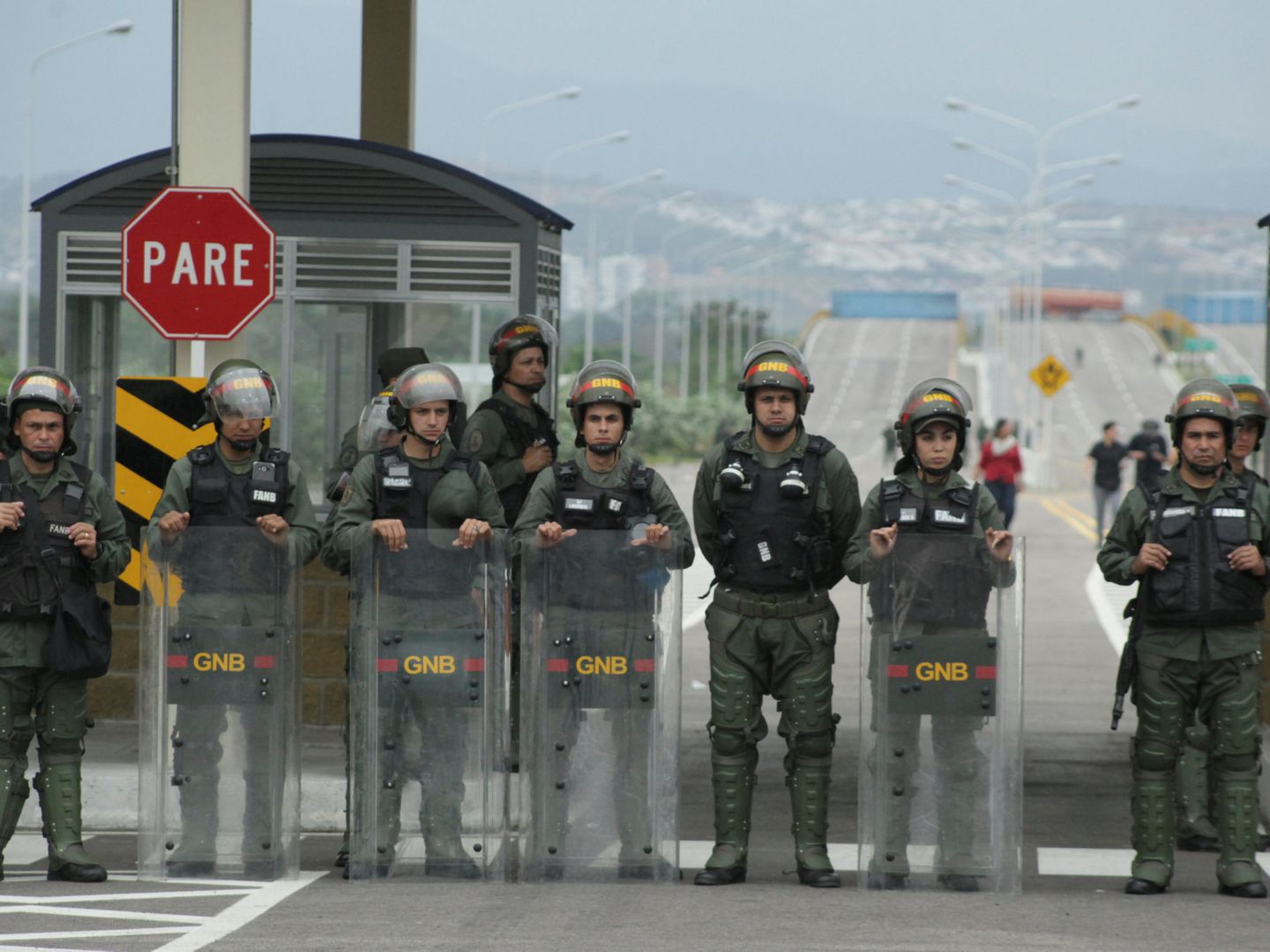 Las fuerzas nacionales de Venezuela permanecen en la frontera con Colombia para bloquear la entrada de ayuda humanitaria al país. (Reuters)