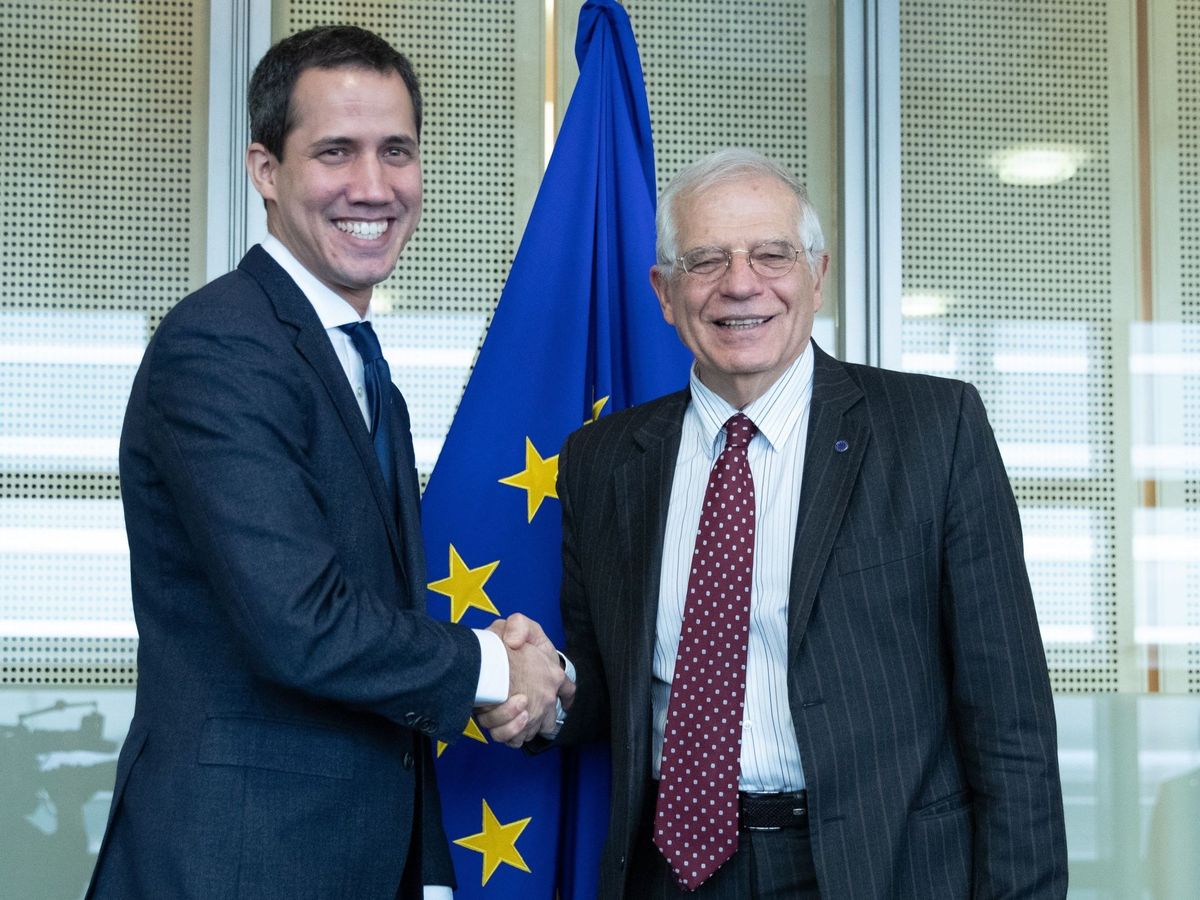 Foto: El alto representante de la Unión Europea (UE) para la Política Exterior, Josep Borrell (d), saluda al presidente de la Asamblea Nacional de Venezuela, Juan Guaidó (EFE)