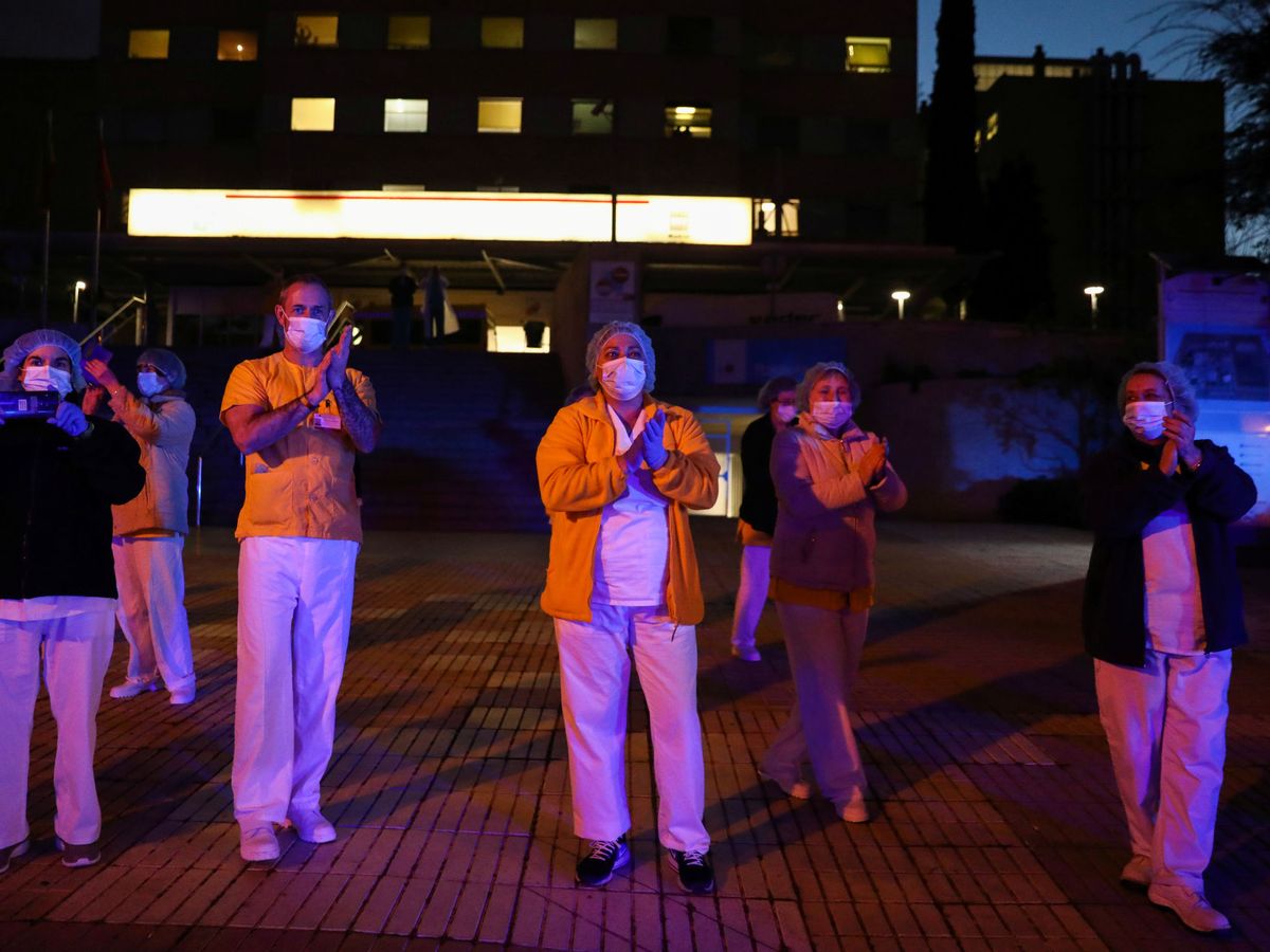 Foto: Personal sanitario, frente al hospital Gregorio Marañón, en Madrid. (Reuters)
