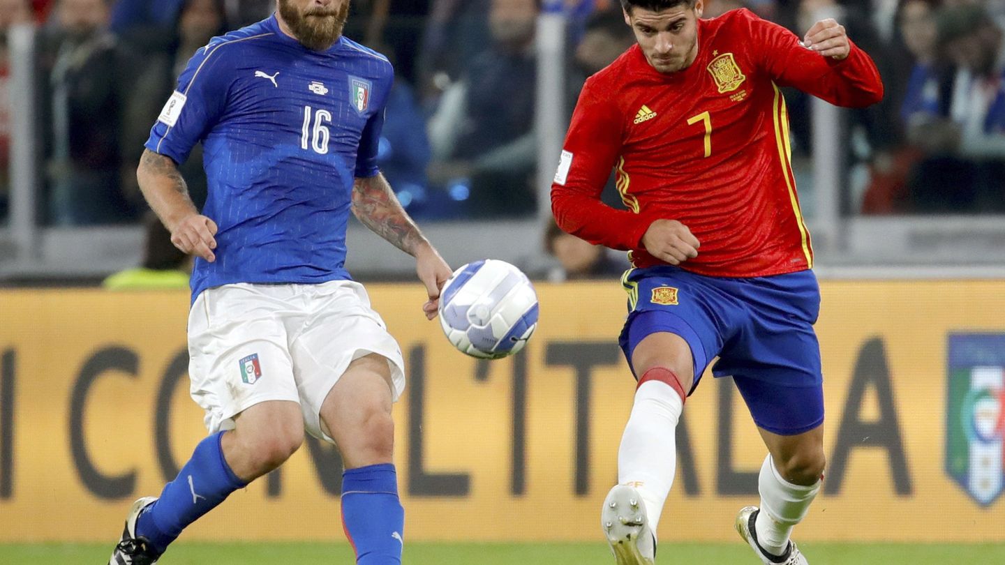 Morata y De Rossi, en uno de los enfrentamientos de España e Italia. (EFE)