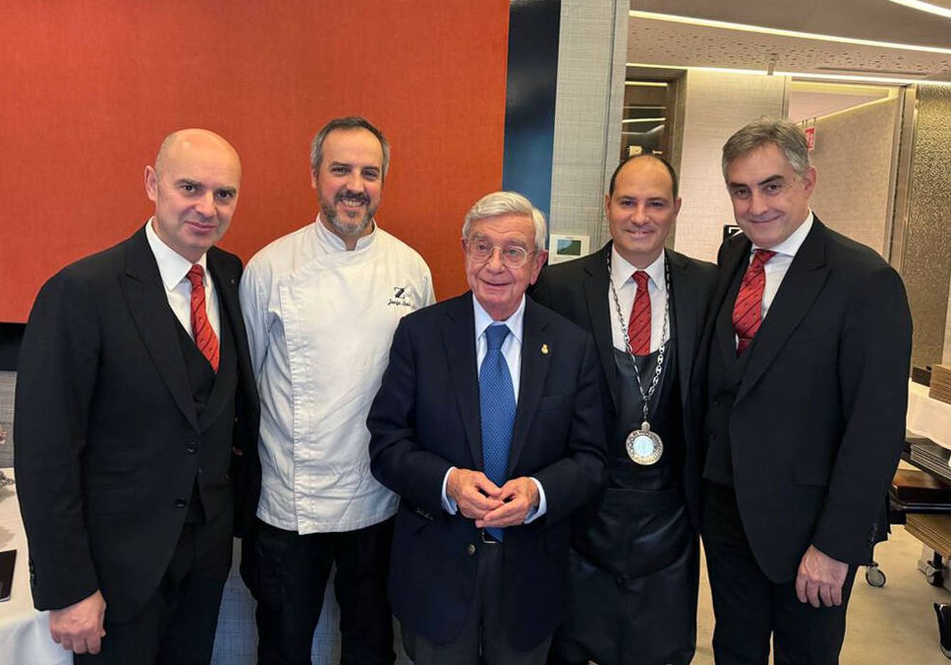 Rafael Ansón, con el equipo del restaurante Zalacaín: Luis Miguel Polo, Jorge Losa, Raúl Revilla y Roberto Jiménez. (Rafael Ansón)