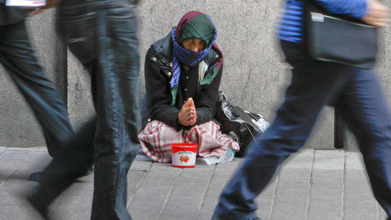 Foto: Una imagen cada vez más difícil de ver: una mujer sin techo mendiga en el centro de Helsinki, en julio de 2008. (Reuters)