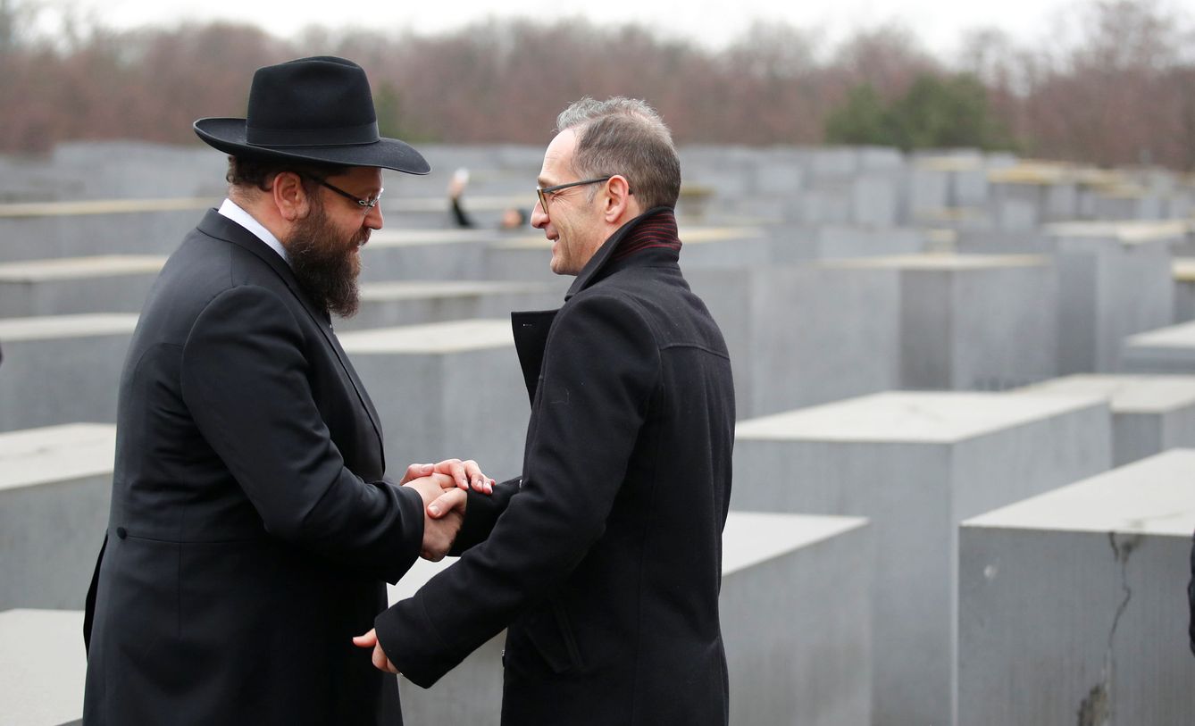 El ministro de Exteriores alemán Heiko Maas habla con el rabino Yehuda Teichtal en el Memorial del Holocausto en Berlín, el 29 de enero de 2019. (Reuters)