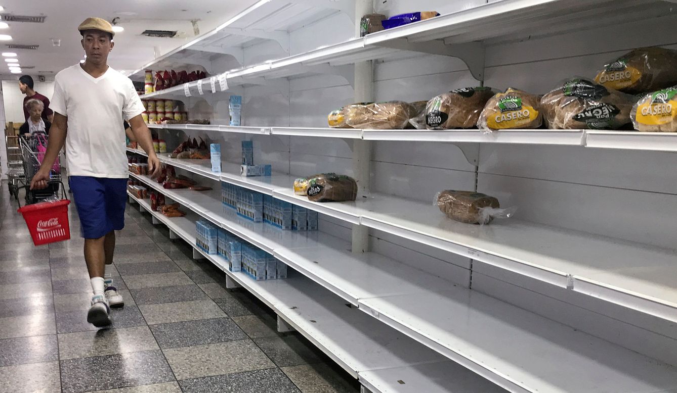 Un hombre en un supermercado de Caracas.
