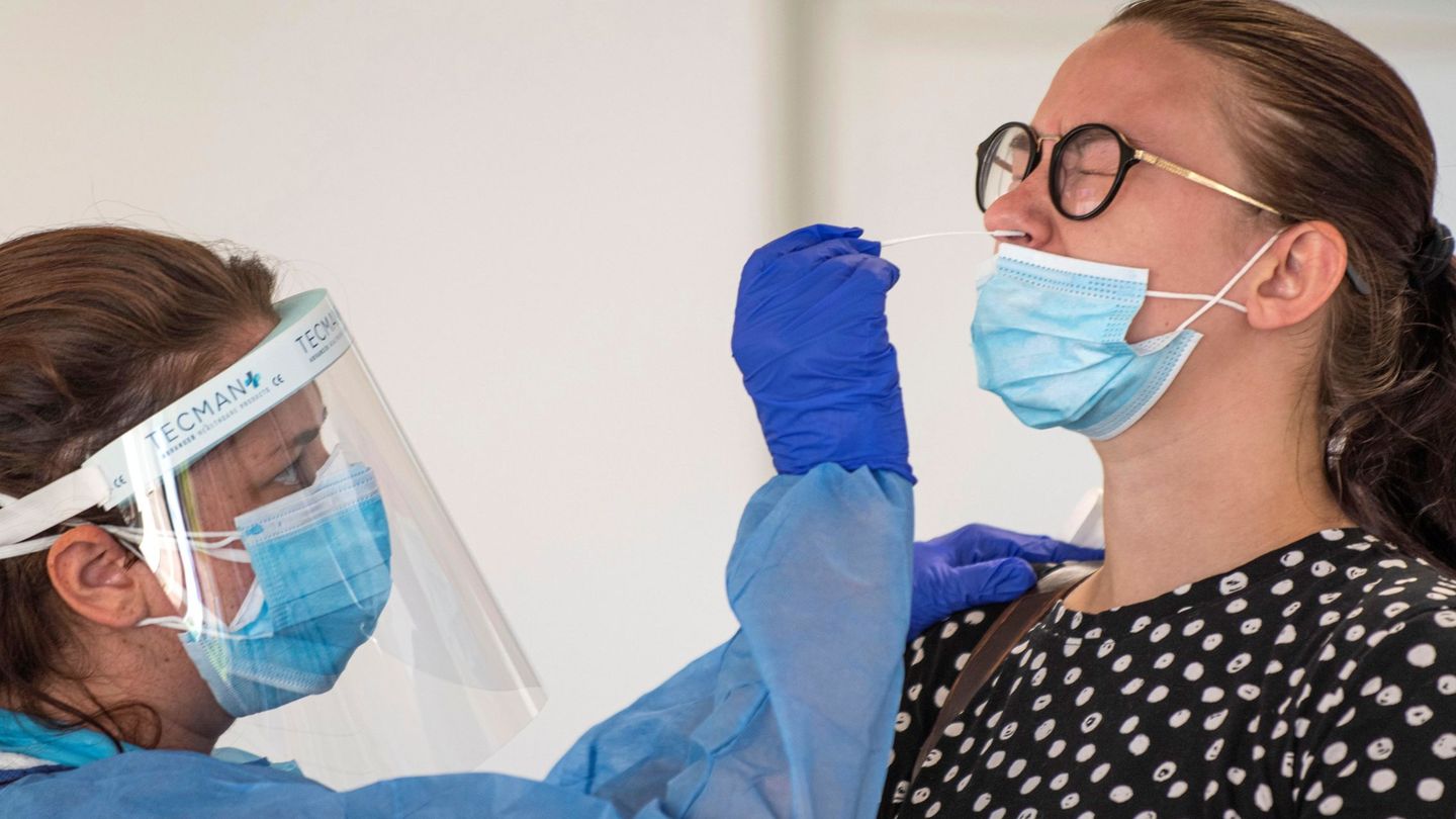 Una mujer se somete a la prueba PCR en una de las carpas de Covid-Exprés instalada en Palma de Mallorca. (EFE)