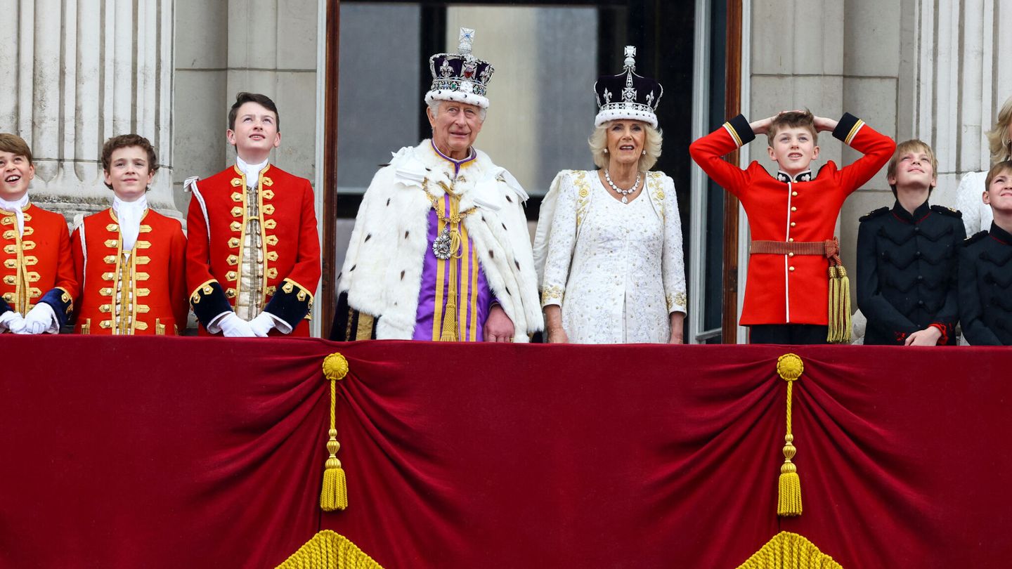 Los reyes Carlos y Camila, asomándose al balcón tras ser coronados. (Reuters/Hannah McKay)