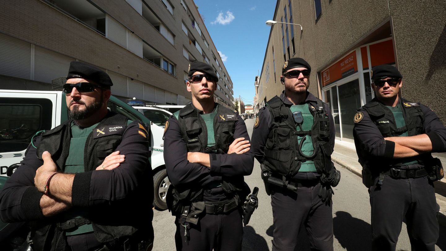 Agentes de la Guardia Civil, a las puertas de la sede de Unipost en Terrassa. (Reuters)