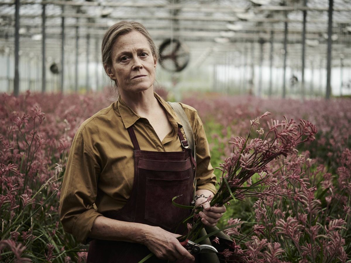 Foto: Imagen de Sigourney Weaver en la serie 'Las flores perdidas de Alice Hart' (Prime Video)