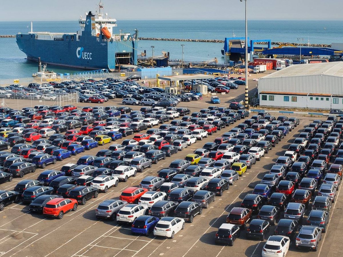 Foto: Según Faconauto, en algunos puertos españoles ya no caben más vehículos. (Anfac)