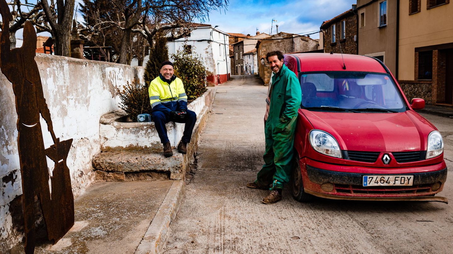 Luis e Iván, vecinos de Matalebreras, en Soria, charlan sobre las opciones para mejorar la N-122. (Concha Ortega)