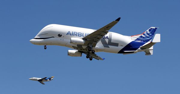 Foto: El Airbus Beluga XL planea junto a otro avión de tamaño normal | Reuters