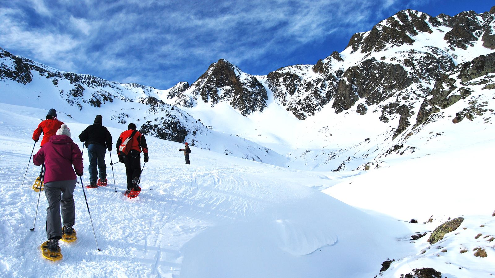 Foto: Las raquetas de nieve, una gran opción para descubrir la montaña (Foto: Tavascan)