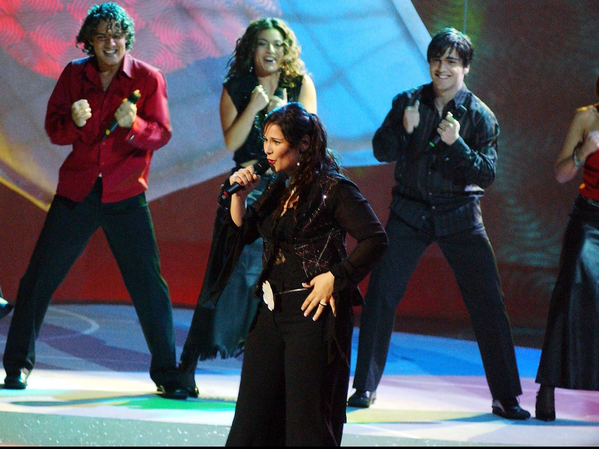 Foto: Geno con Rosa y el resto de coristas en Eurovisión 2002. (Gtres)