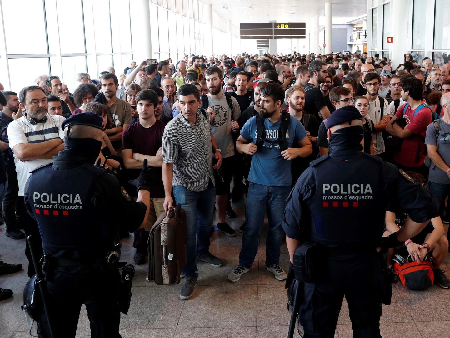 Mossos d'Esquadra flanquean el acceso a la terminal del aeropuerto de El Prat. (EFE)