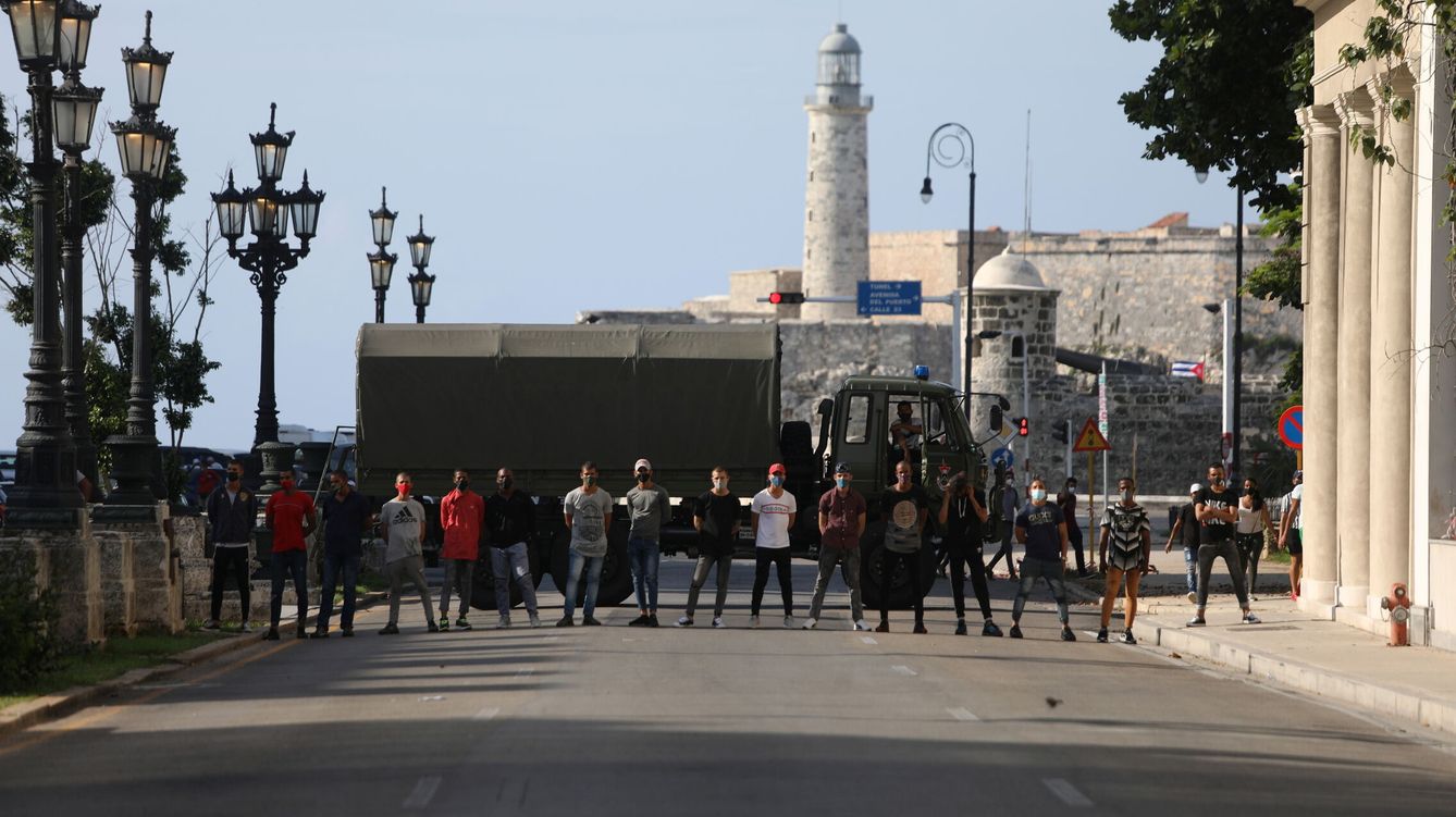 Foto: Un grupo de policías vestidos de civil bloquea una calle de La Habana durante las protestas del 11 de julio. (Reuters)