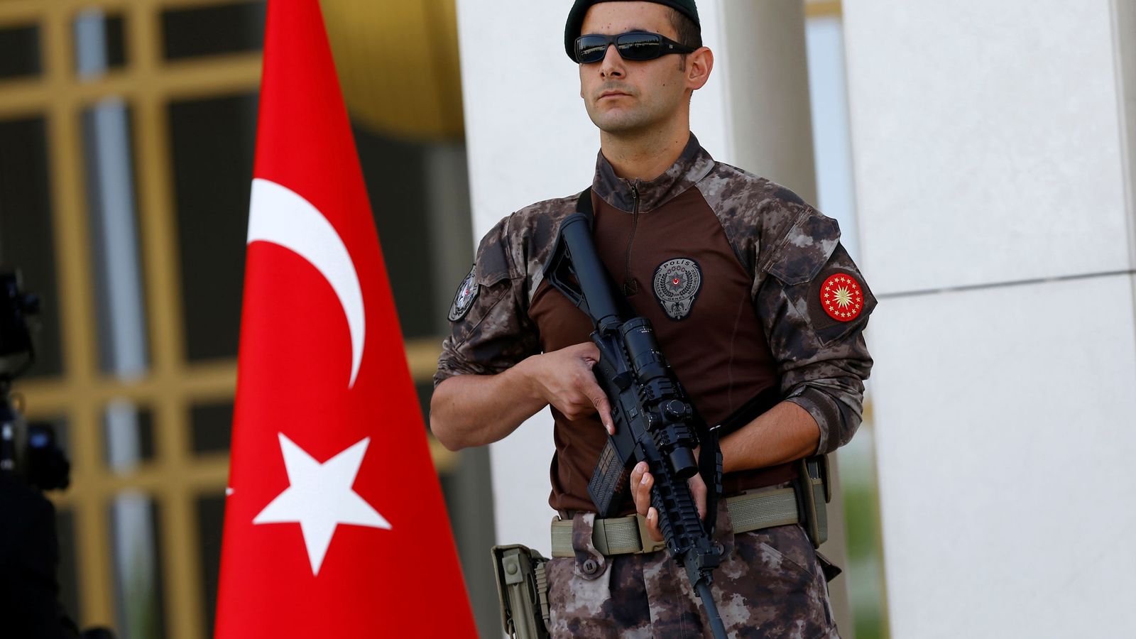 Foto: Un miembro de las fuerzas especiales de la policía turca monta guardia en la entrada del Palacio Presidencial en Ankara, el 5 de agosto de 2016 (Reuters)