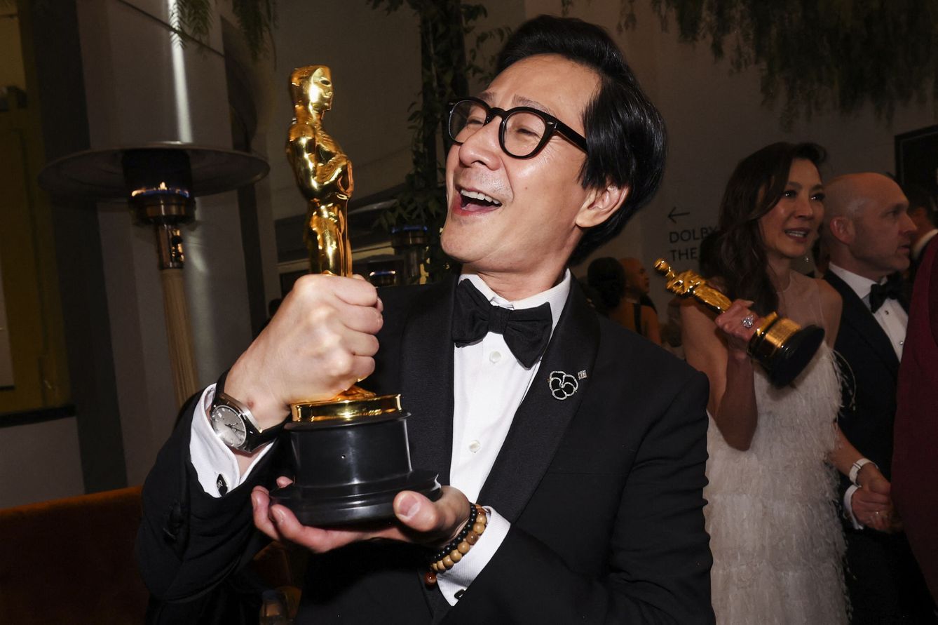 El actor Ke Huy Quan con su oscar. (Reuters)