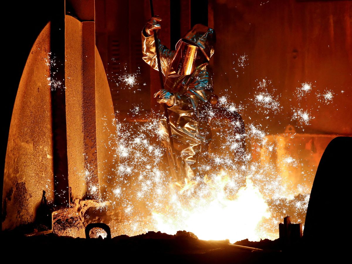 Foto: Imagen de un trabajador en una fábrica de acero. (Reuters/Wolfgang Rattay)