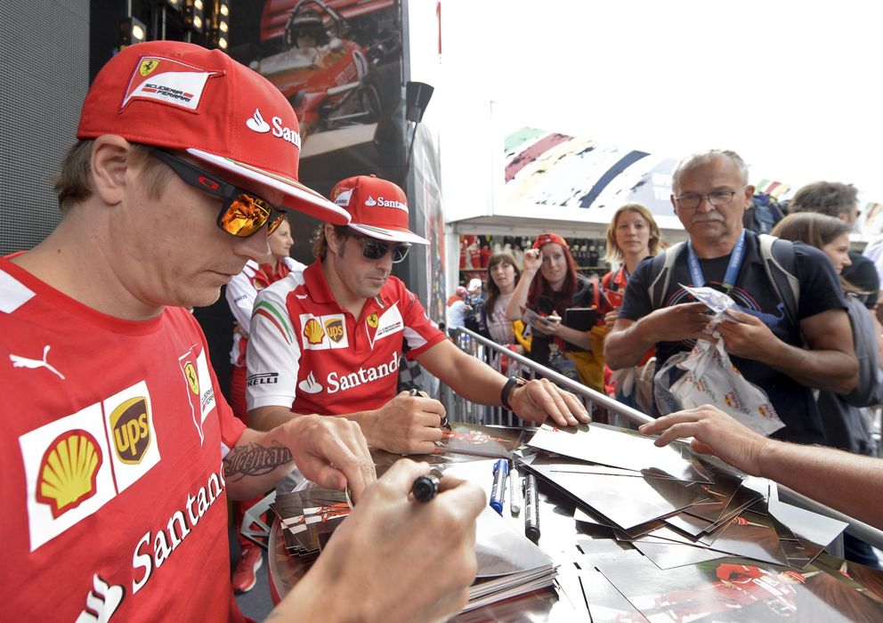 Foto: Fernando Alonso y Kimi Raikkonen firmando autógrafos.