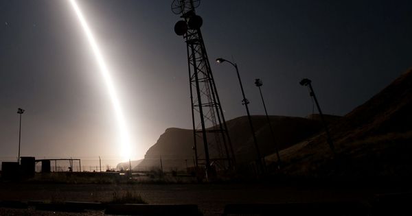 Foto: Momento del lanzamiento del misil intercontinental Minuteman III desde la base de la Fuerza Aérea de Vandenberg, California, el 26 de abril de 2017. (Reuters)