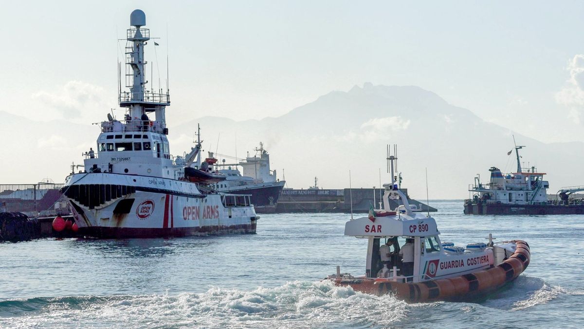 El Open Arms localiza un barco de madera con 40 personas en el Mediterráneo central