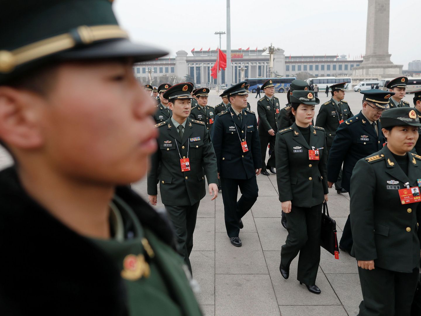 Delegados militares llegan al Gran Salón del Pueblo durante la tercera sesión plenaria del Congreso Nacional del PCCh, el pasado 11 de marzo de 2018. (Reuters)