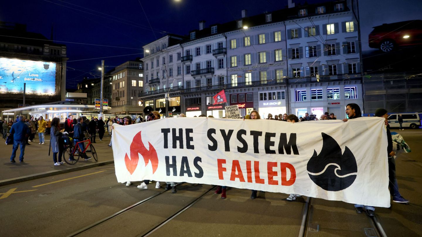Manifestación en Suiza por la venta de Credit Suisse a UBS. (Reuters/Denis Balibouse)