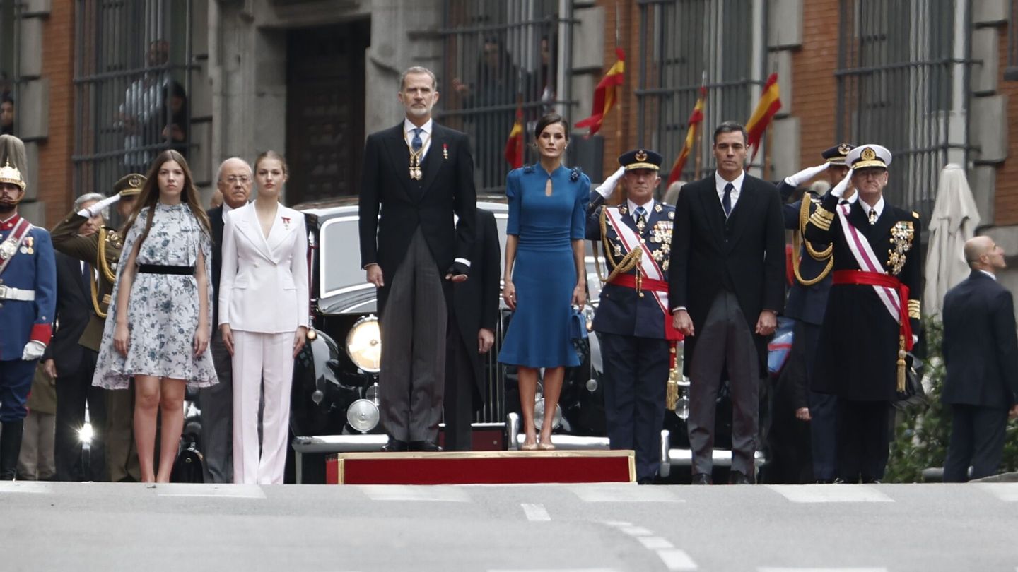 Los Reyes delante del Congreso antes de la jura de Leonor. (EFE/Sergio Pérez)