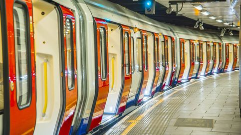 Pasajeros del metro de Londres intervienen a golpes en una agresión hacia una mujer