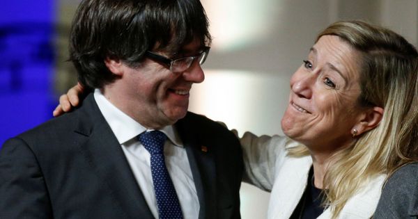 Foto: Puigdemont, junto a Neus Lloveras, en Bruselas. (Reuters)