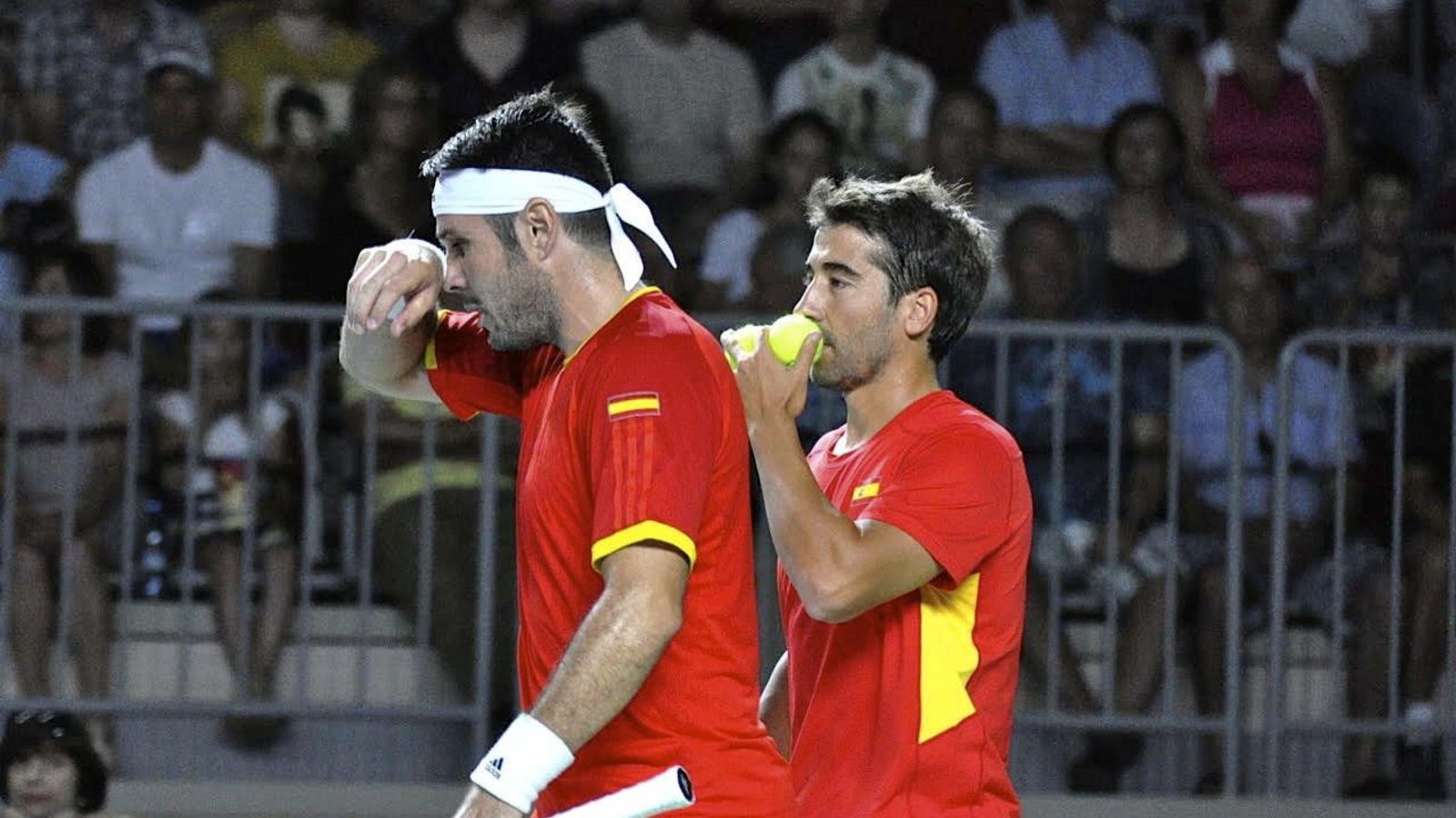 Foto: Marc López y David Marrero jugaron su segundo partido juntos en Copa Davis (Efe)