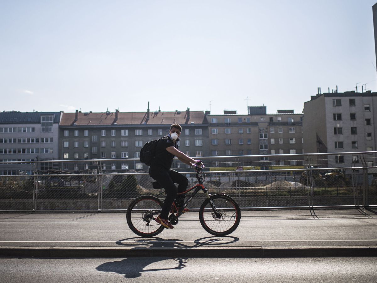 Foto: Un ciclista circula por Viena el pasado 20 de marzo (Reuters)