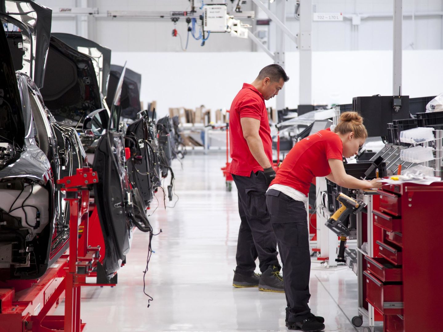 Trabajadores de Tesla en la fábrica de la compañía en California (Foto: Reuters)