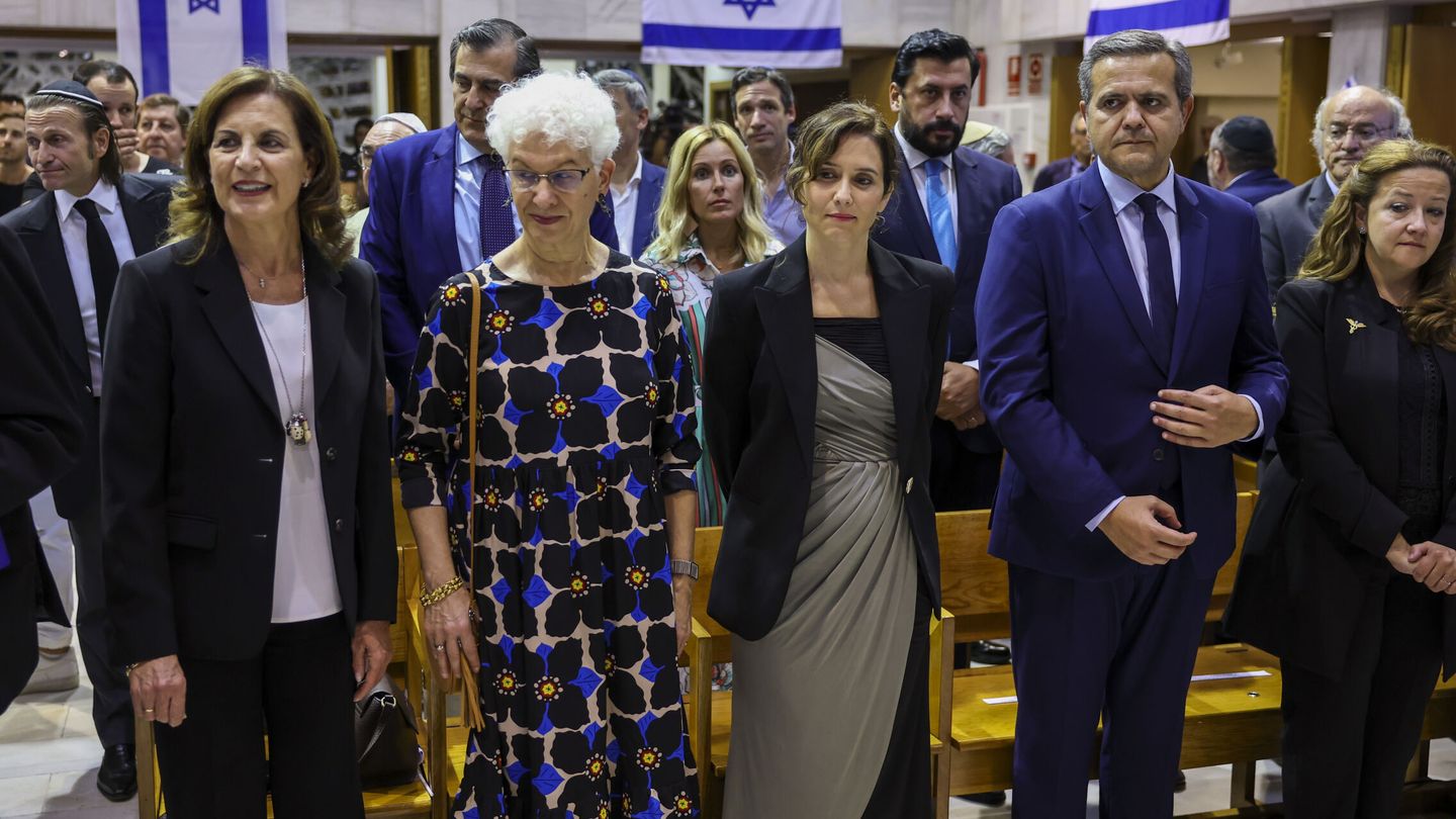 La presidenta de la Comunidad de Madrid, Isabel Díaz Ayuso, junto a la embajadora de Israel en España, Rodica Radian-Gordon. (EFE/Kiko Huesca)