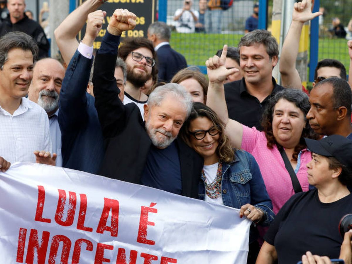 Foto: El expresidente de Brasil, Luiz Inácio Lula da Silva, se fotografía con sus seguidores a la salida de prisión. (Reuters)