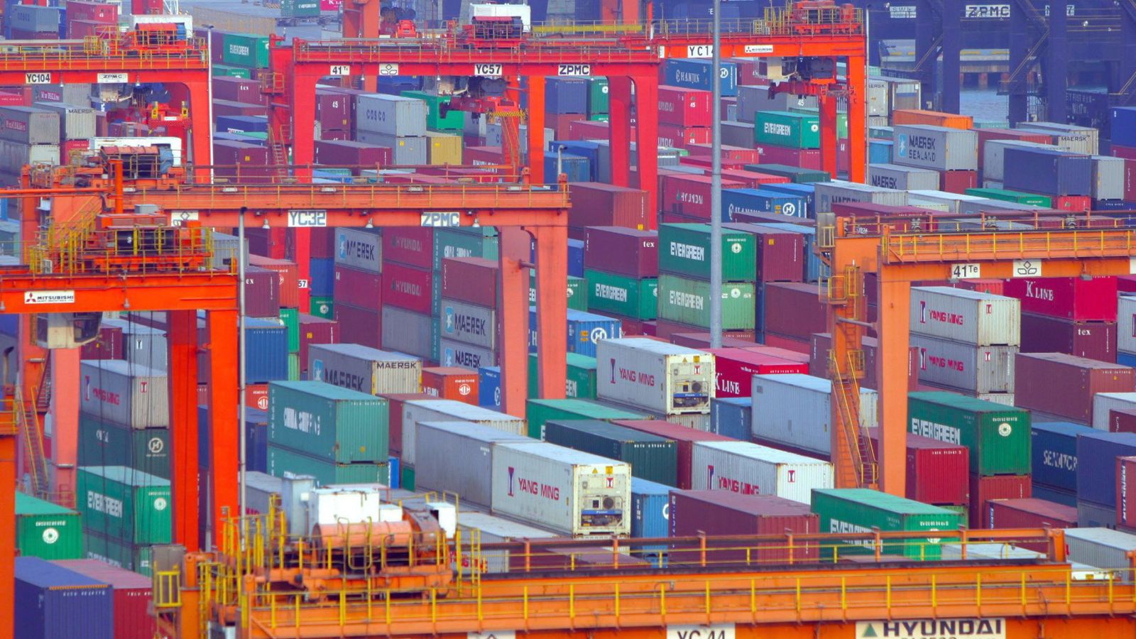 Foto: Fotografía de un puerto lleno de contenedores de mercancías. (EFE)