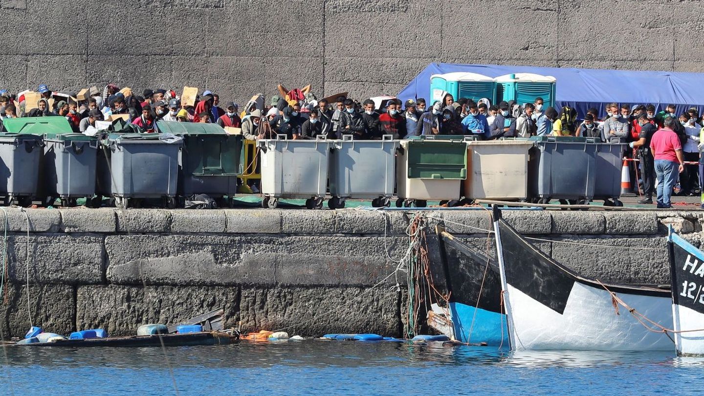 Casi 600 migrantes llegaron entre la noche del sábado y las primeras horas de la mañana del domingo a Canarias a bordo de tres pateras. (EFE)