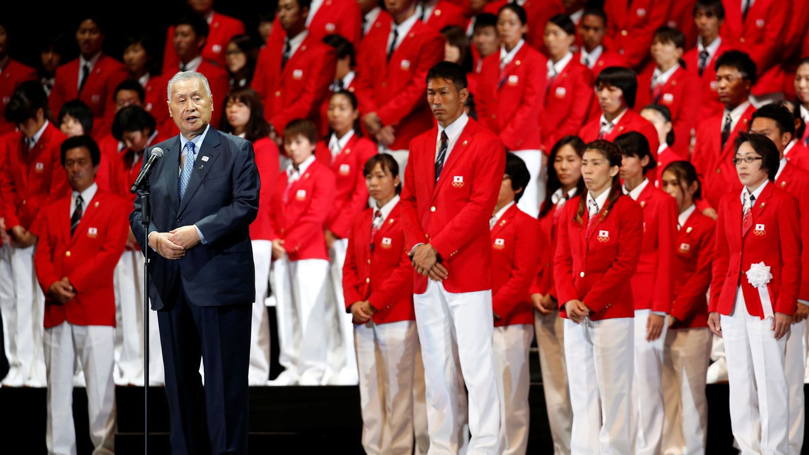Foto: Yoshiro Mori, con el equipo olímpico que representará a Japón en Río. (EFE)
