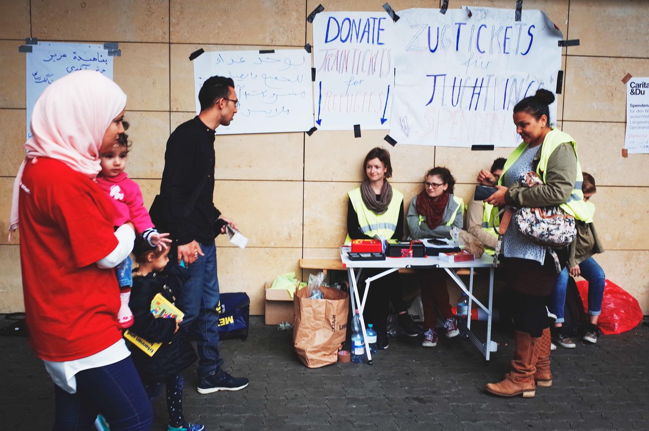 Voluntarios austriacos esperan para recibir ayuda y donaciones (Foto: M.Á.S.) 