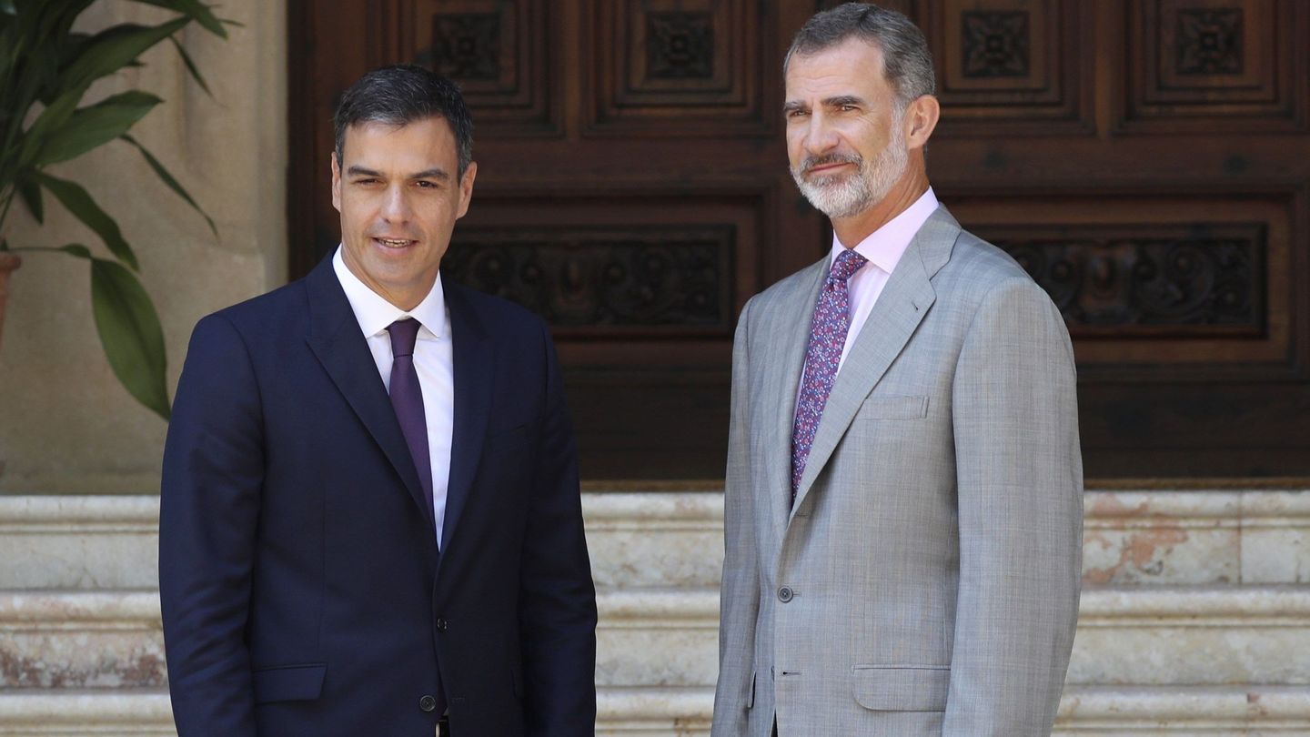El Rey y Pedro Sánchez, antes del habitual despacho veraniego en Marivent. (EFE)