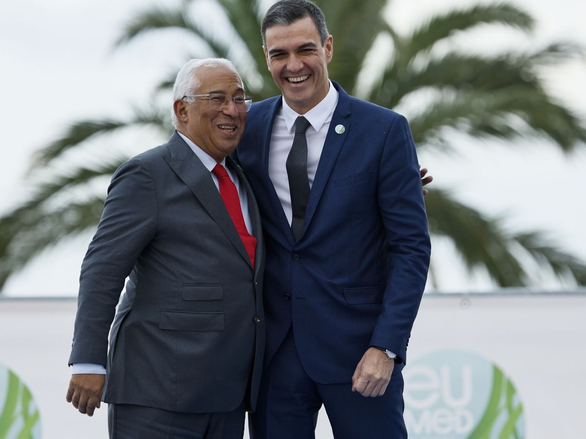 Foto: El presidente del Gobierno, Pedro Sánchez, recibe al presidente de Portugal, António Costa (i), al inicio de la Cumbre Euromediterránea el pasado mes de diciembre. (EFE/Biel Aliño)