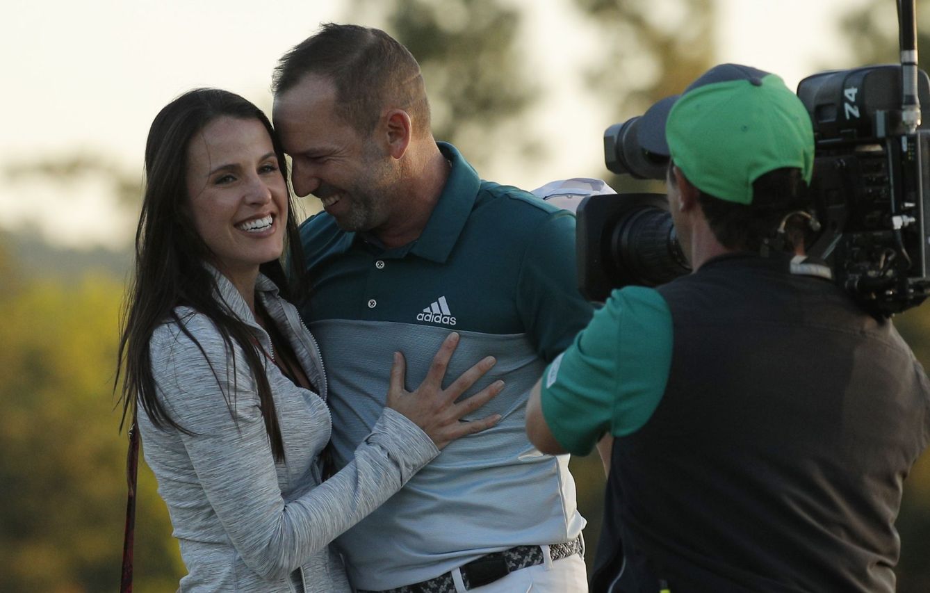 Sergio Garcia se abraza a su novia, Angela Akins, tras ganar el Masters de Augusta. (Reuters)