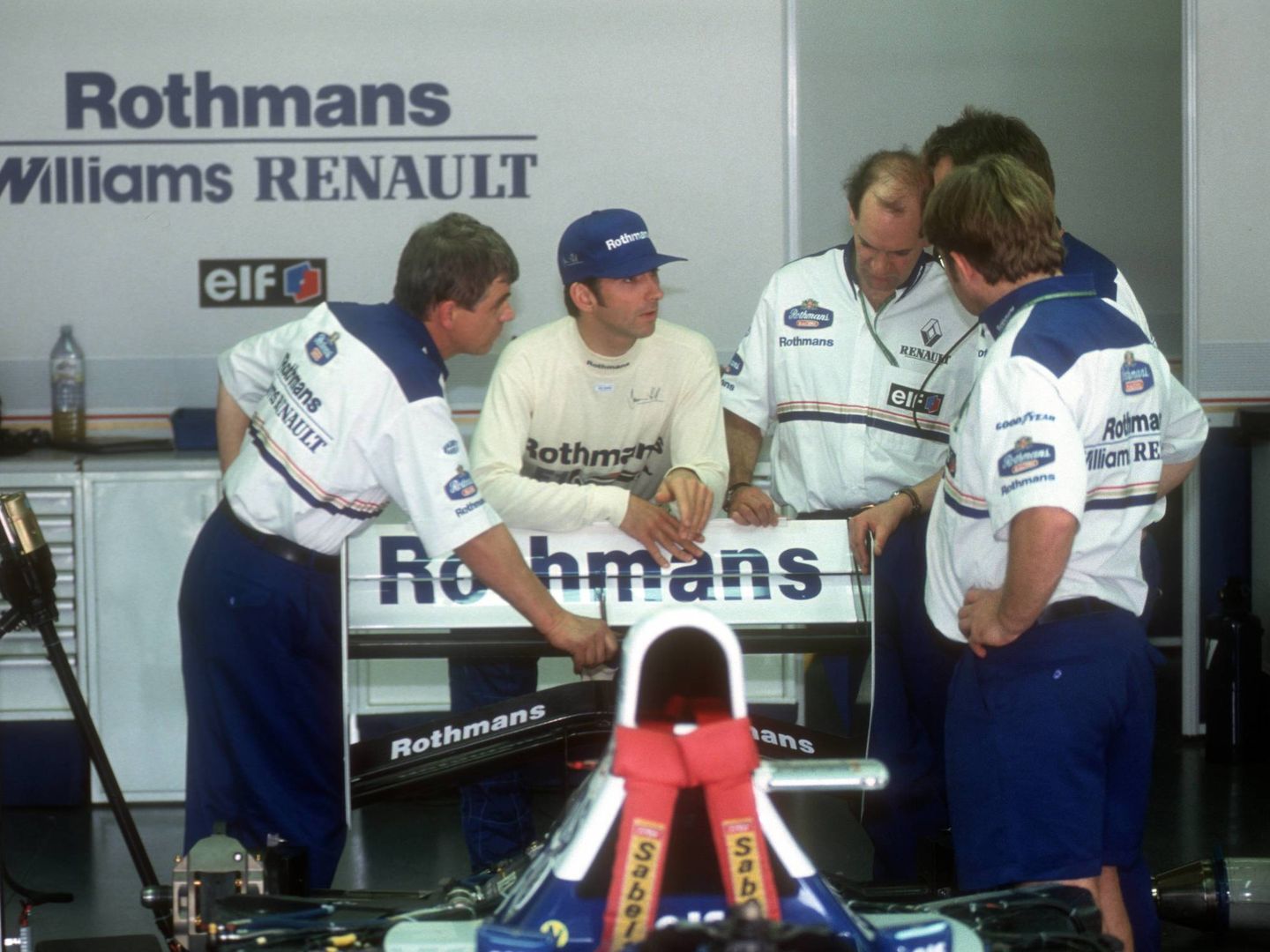 Adrian Newey (3º por la izquierda) aún con pelo, habla con Damon Hill semanas después de la muerte de Ayrton Senna. (Imago)