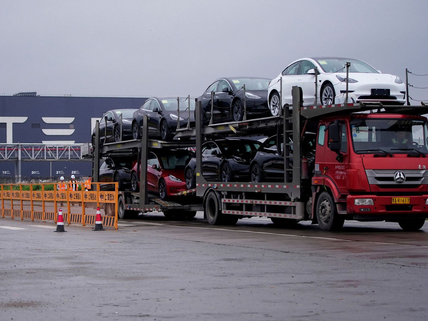 Un camión transporta nuevos Tesla en su fábrica de Shanghái. (Reuters)