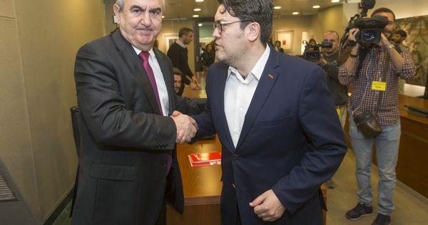 Foto: Los portavoces de los grupos parlamentarios en la Asamblea Regional de Murcia, Rafael González Tovar POSE (i) y Miguel Sánchez de Ciudadanos (d). (EFE)