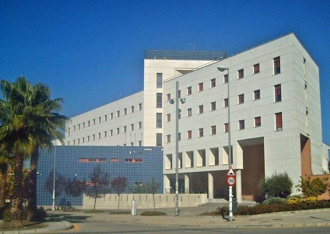 Edificio de la Escuela Técnica Superior de Ingenierías Informática y de Telecomunicación (ETSIIT) de Granada. (Wikimedia Commons)
