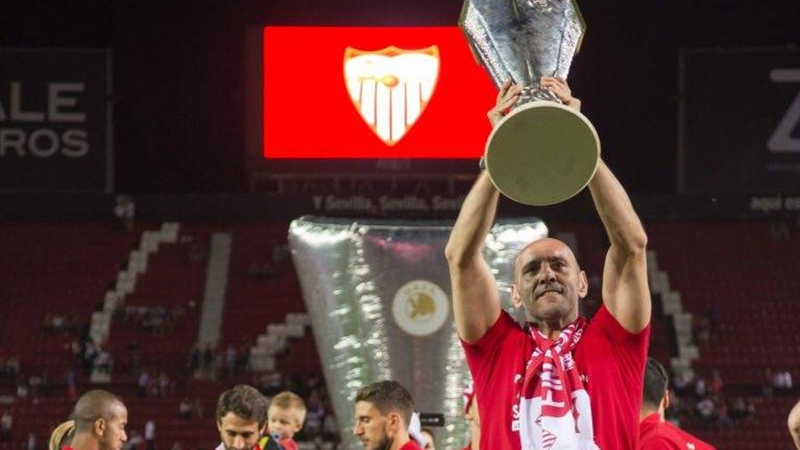 Foto: Monchi levanta la última Europa League ganada por el Sevilla. (EFE) 