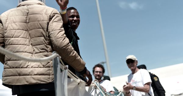Foto: Llegada de los primeros inmigrantes del Aquarius a Valencia. (EFE)